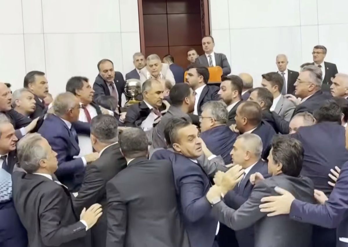 Un fost fotbalist a provocat o bătaie generală în parlamentul Turciei: pumni, sânge pe podea și acuzații de terorism!