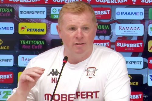 Neil Lennon, gesticulând că Șumudică ar vorbi prea mult