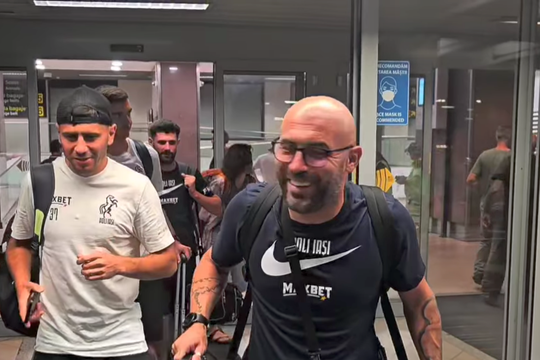 Cursa aeriană spre București a celor de la Politehnica Iași a avut o întârziere de trei ore, iar formația din Copou a ajuns în Capitală după miezul nopții. Partida cu FCSB este programată în această seară, de la ora 22:00 / foto: Captură Poli Iași