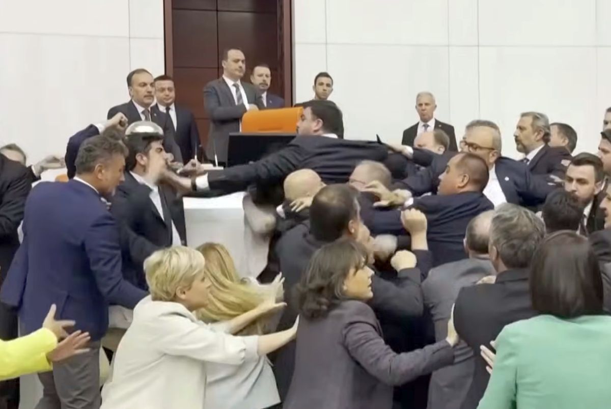 Un fost fotbalist a provocat o bătaie generală în parlamentul Turciei: pumni, sânge pe podea și acuzații de terorism!
