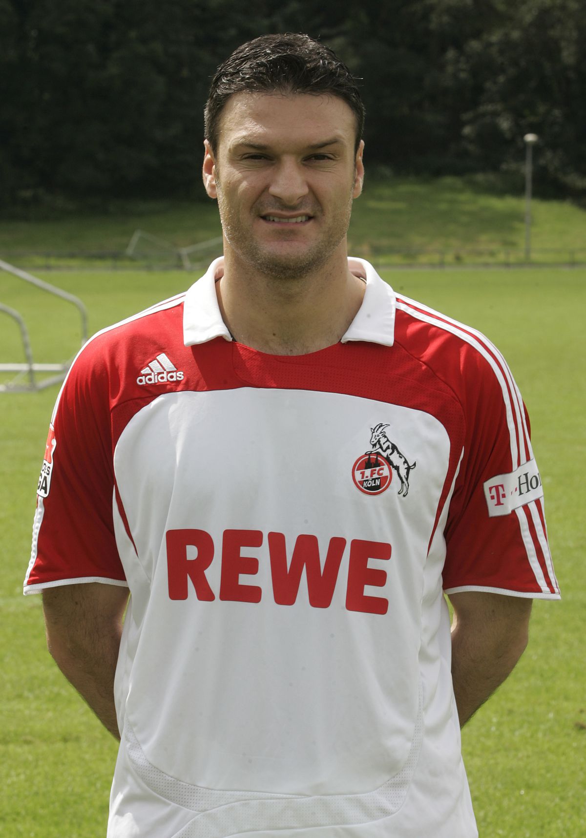 Un fost fotbalist a provocat o bătaie generală în parlamentul Turciei: pumni, sânge pe podea și acuzații de terorism!