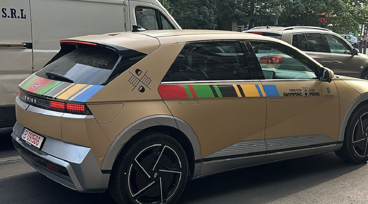 David Popovici, surprins pe străzile din Capitală la volanul mașinii primite de la Țiriac: „E bine, nu mă vait”