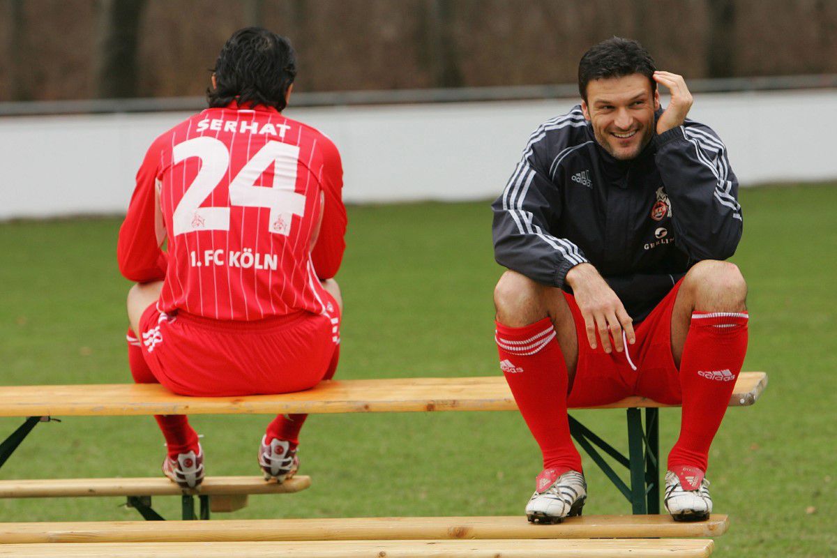 Un fost fotbalist a provocat o bătaie generală în parlamentul Turciei: pumni, sânge pe podea și acuzații de terorism!