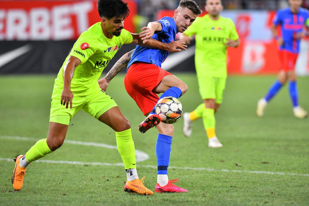 Cum arăta gazonul din Ghencea la finalul meciului FCSB - Poli Iași