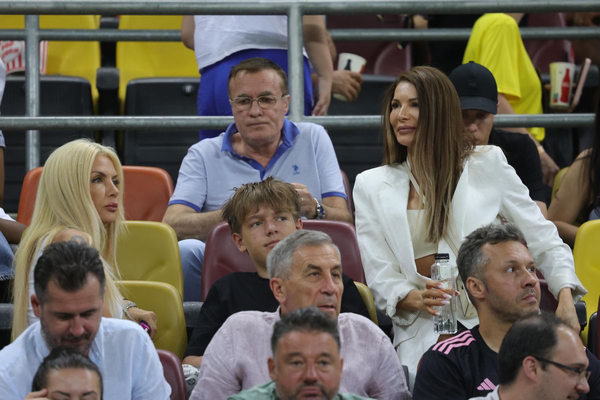 Una dintre cele mai controversate persoane din România a fost în tribune la Rapid - FCSB » A sfidat legea sub privirile tuturor