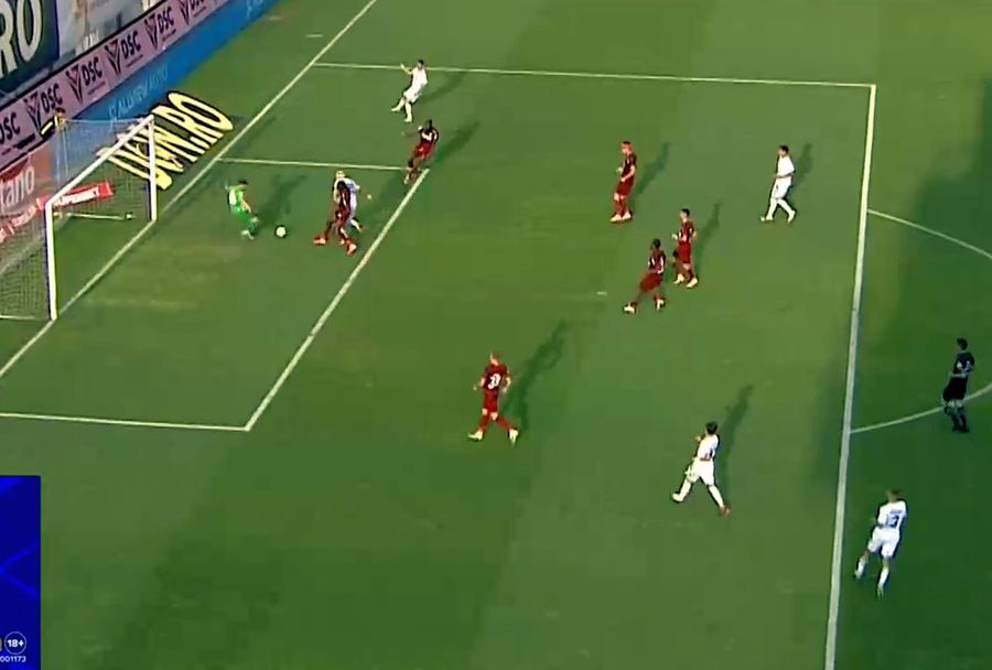 Alessandro Micai a degajat direct în Mykola Kovtalyuk, atacantul Botoșaniului, iar mingea a ricoșat în propria poartă, foto // captură Prima Sport CFR Cluj - Botoșani, THRILLER cu 6 goluri și ratarea campionatului! Clasamentul în Superliga