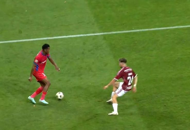 Sud-africanul a încercat să-l dribleze pe Borza, dar adversarul l-a citit