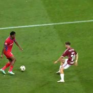 Sud-africanul a încercat să-l dribleze pe Borza, dar adversarul l-a citit