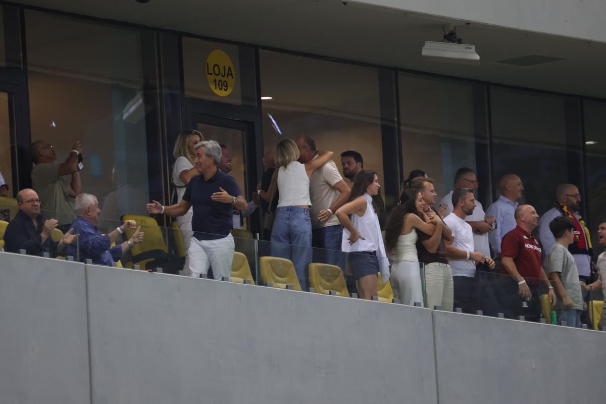 Cum au fost surprinși Dan și Diana Șucu, imediat după fluierul final din Rapid - FCSB 2-2: „Și Dumnezeu ne iubește”