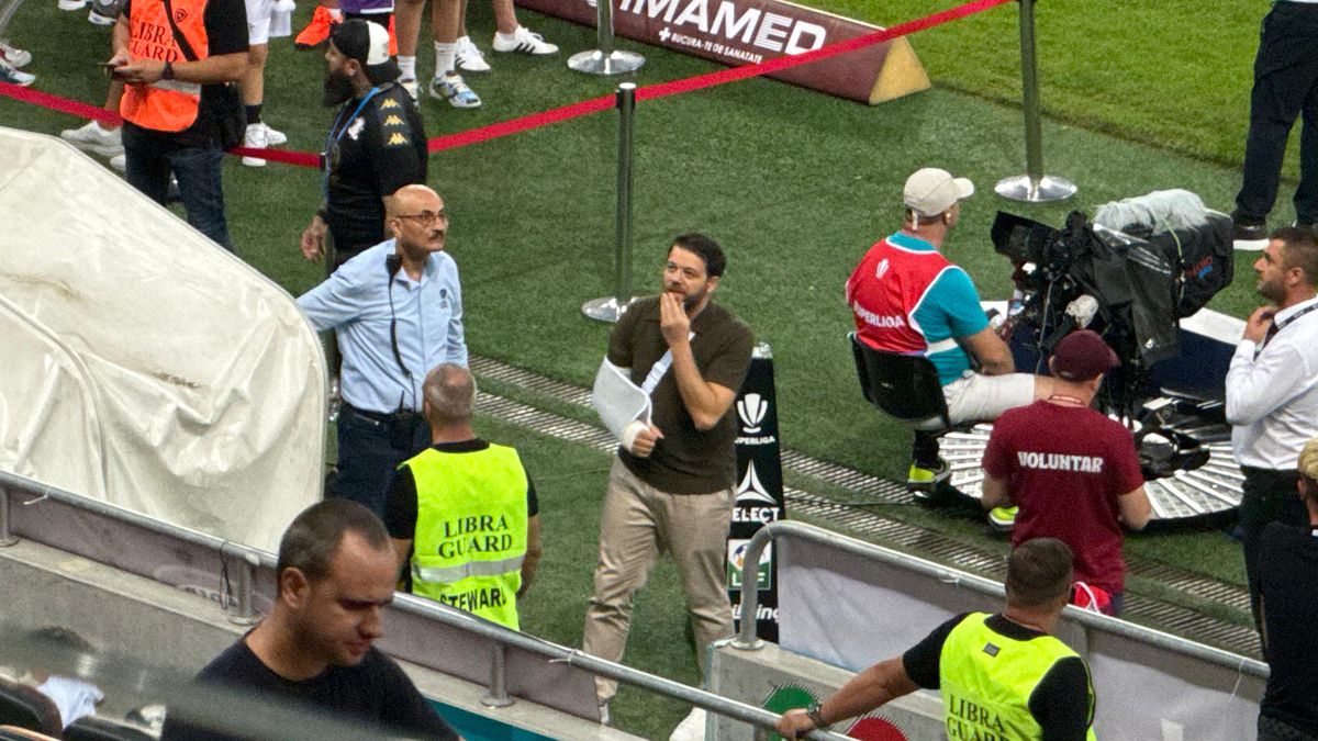 Victor Angelescu a apărut cu mâna în ghips la Rapid - FCSB » Ce a pățit acționarul giuleștenilor