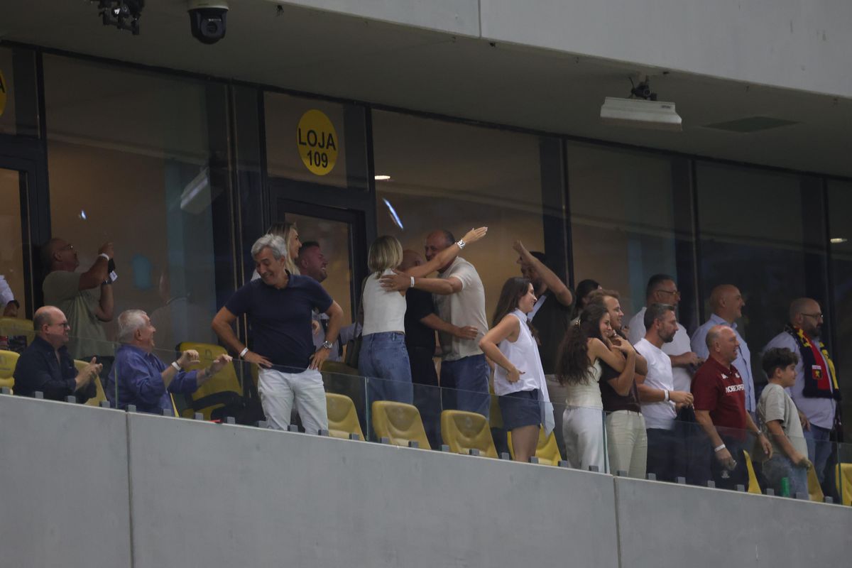 Cum au fost surprinși Dan și Diana Șucu, imediat după fluierul final din Rapid - FCSB 2-2: „Și Dumnezeu ne iubește”