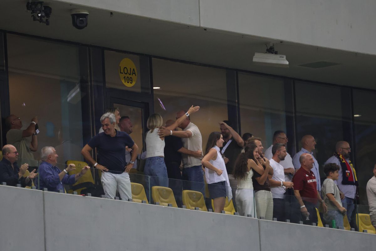 Cum au fost surprinși Dan și Diana Șucu, imediat după fluierul final din Rapid - FCSB 2-2: „Și Dumnezeu ne iubește”