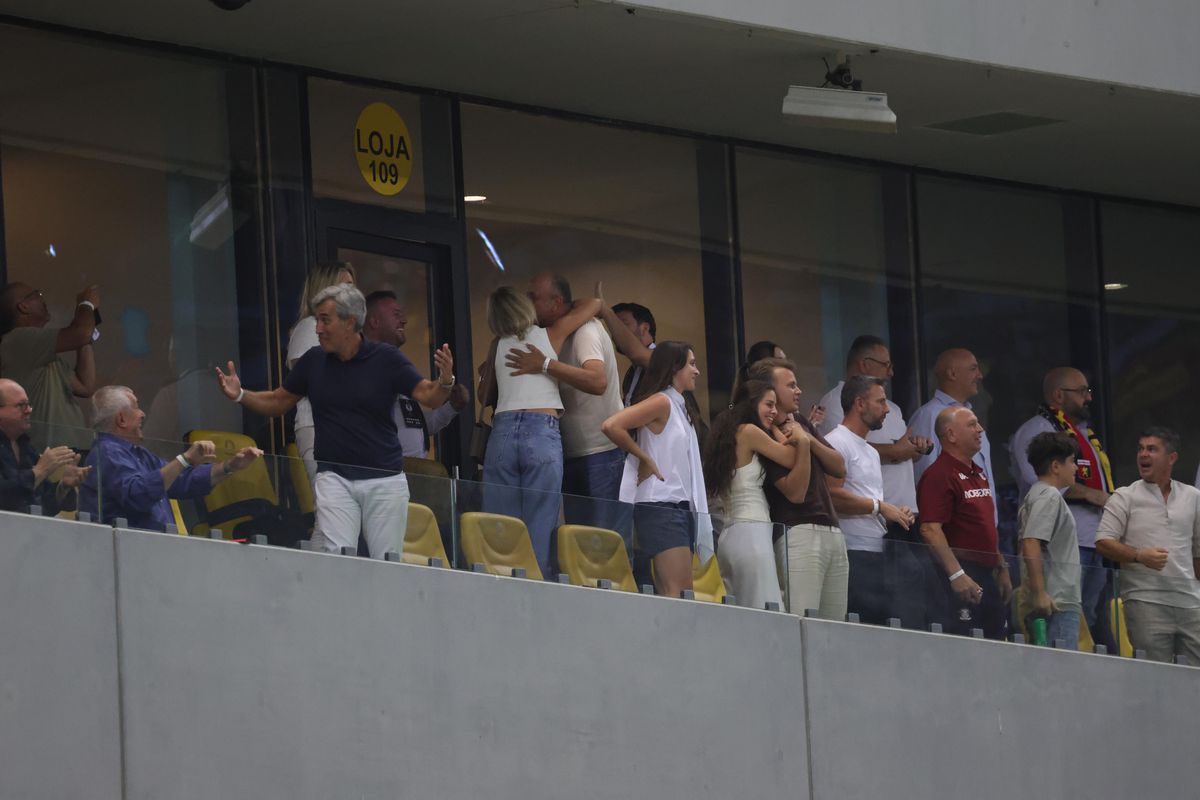 Cum au fost surprinși Dan și Diana Șucu, imediat după fluierul final din Rapid - FCSB 2-2: „Și Dumnezeu ne iubește”