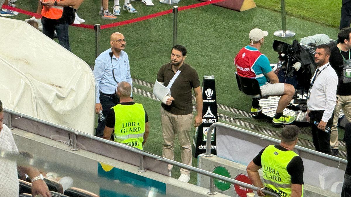Victor Angelescu a apărut cu mâna în ghips la Rapid - FCSB » Ce a pățit acționarul giuleștenilor