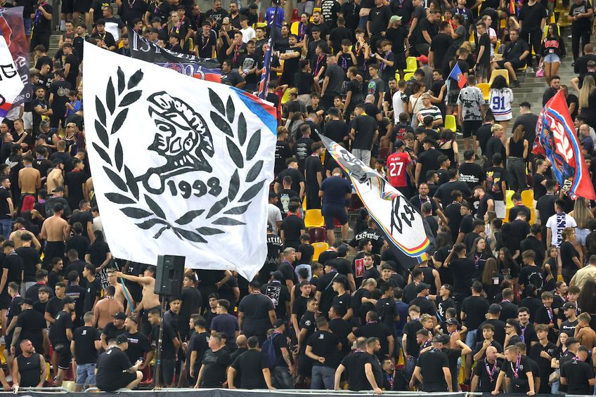Ultrașii de la FCSB s-au întors cu spatele la imnul Rapidului // FOTO: Ionuț Iordache (GSP)