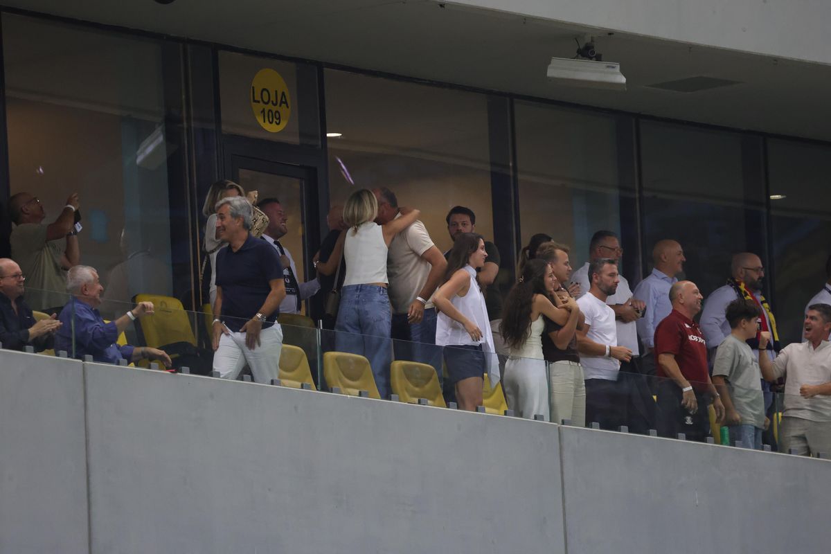 Cum au fost surprinși Dan și Diana Șucu, imediat după fluierul final din Rapid - FCSB 2-2: „Și Dumnezeu ne iubește”