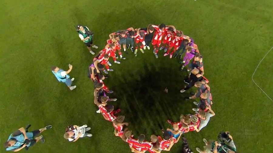 Discursul lui Vincent Kompany, devoalat! » De ce au adus jucătorii de la Bayern un kakadu la stadion