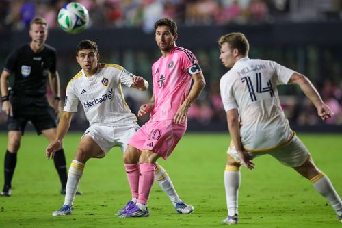 Atacat de doi adversari, Lionel Messi „găsește” o pasă luminoasă / Foto: Imago