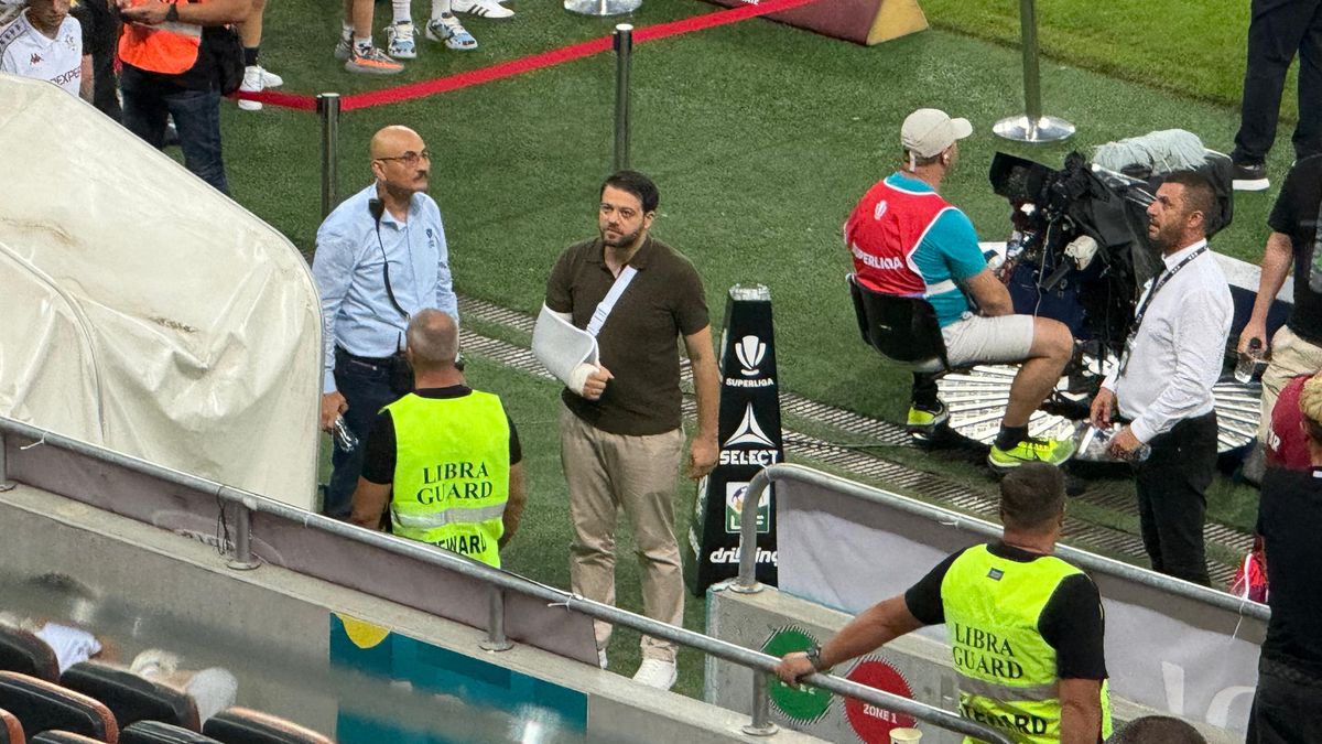 Victor Angelescu a apărut cu mâna în ghips la Rapid - FCSB » Ce a pățit acționarul giuleștenilor