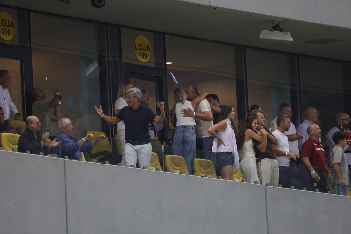 Cum au fost surprinși Dan și Diana Șucu, imediat după fluierul final din Rapid - FCSB 2-2: „Și Dumnezeu ne iubește”