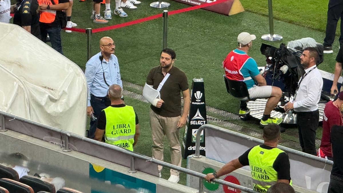 Victor Angelescu a apărut cu mâna în ghips la Rapid - FCSB » Ce a pățit acționarul giuleștenilor