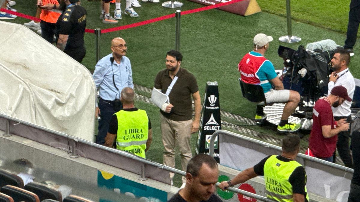 Victor Angelescu a apărut cu mâna în ghips la Rapid - FCSB » Ce a pățit acționarul giuleștenilor