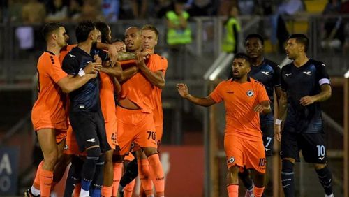 Castellanos (stânga, ținut de jucătorii lui Lazio) și Mansur, principalii protagoniști ai haosului din Lazio - Atromitos 2-0