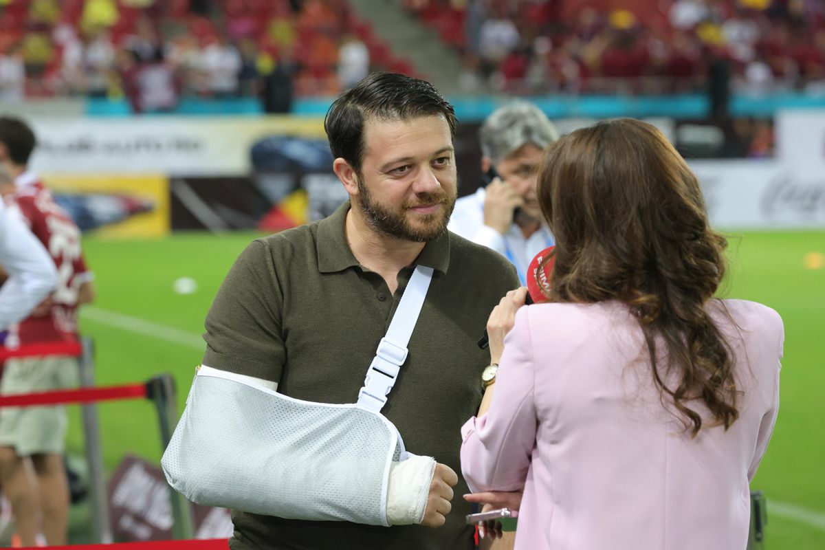 Victor Angelescu a apărut cu mâna în ghips la Rapid - FCSB » Ce a pățit acționarul giuleștenilor