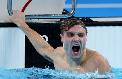 Înotătorul american Bobby Finke, triplu campion olimpic:  „Proba de 100 m liber e absolut nebună acum” + cine crede că este superstarul înotului masculin