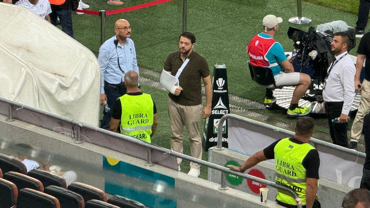 Victor Angelescu a apărut cu mâna în ghips la Rapid - FCSB » Ce a pățit acționarul giuleștenilor