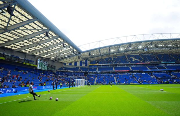 Un incident tragic a marcat primul meci al sezonului. Un suporter a decedat în tribună, dar meciul nu a fost oprit