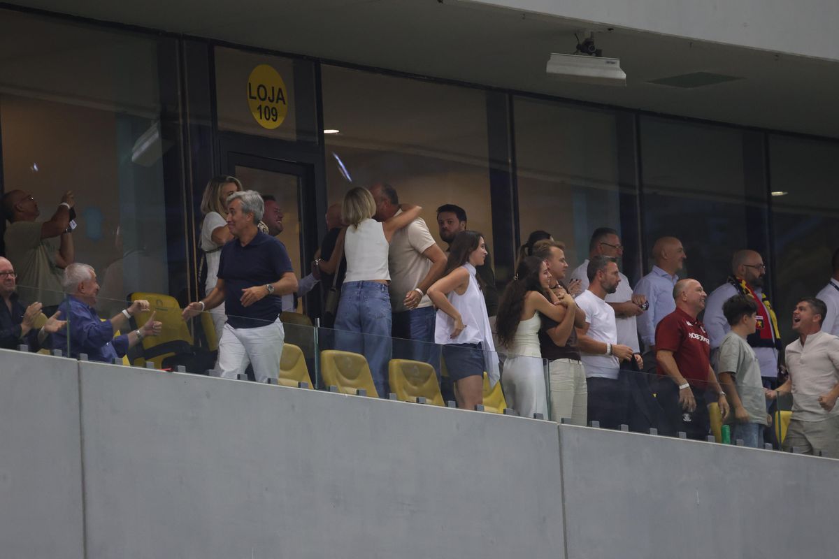 Cum au fost surprinși Dan și Diana Șucu, imediat după fluierul final din Rapid - FCSB 2-2: „Și Dumnezeu ne iubește”