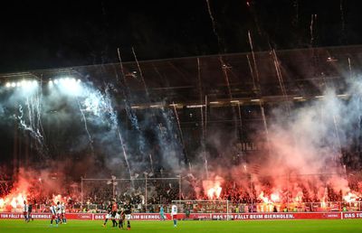 SANKT PAULI - HAMBURG 2-0 // FOTO+VIDEO Festival pirotehnic » Au dat foc la stadion! Rachete și torțe la ambele peluze