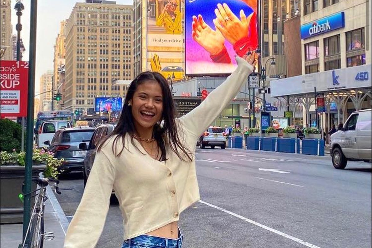 Imagine rară: Emma Răducanu, în brațele tatălui român, după victoria istorică de la US Open