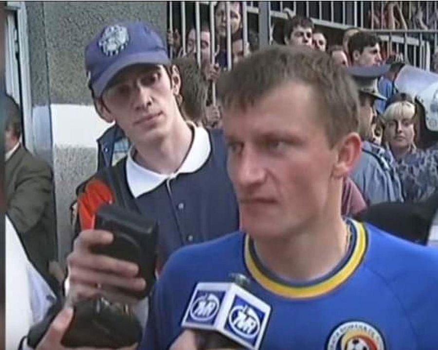 Dragoș Pătraru în spatele lui Dorinel Munteanu. Imagine din 1998 Imagine rară cu unul dintre comentatorii meciului FCU Craiova - FCSB » „Eram plin de sânge și nea Mircea a cerut să fiu trecut peste gard!”