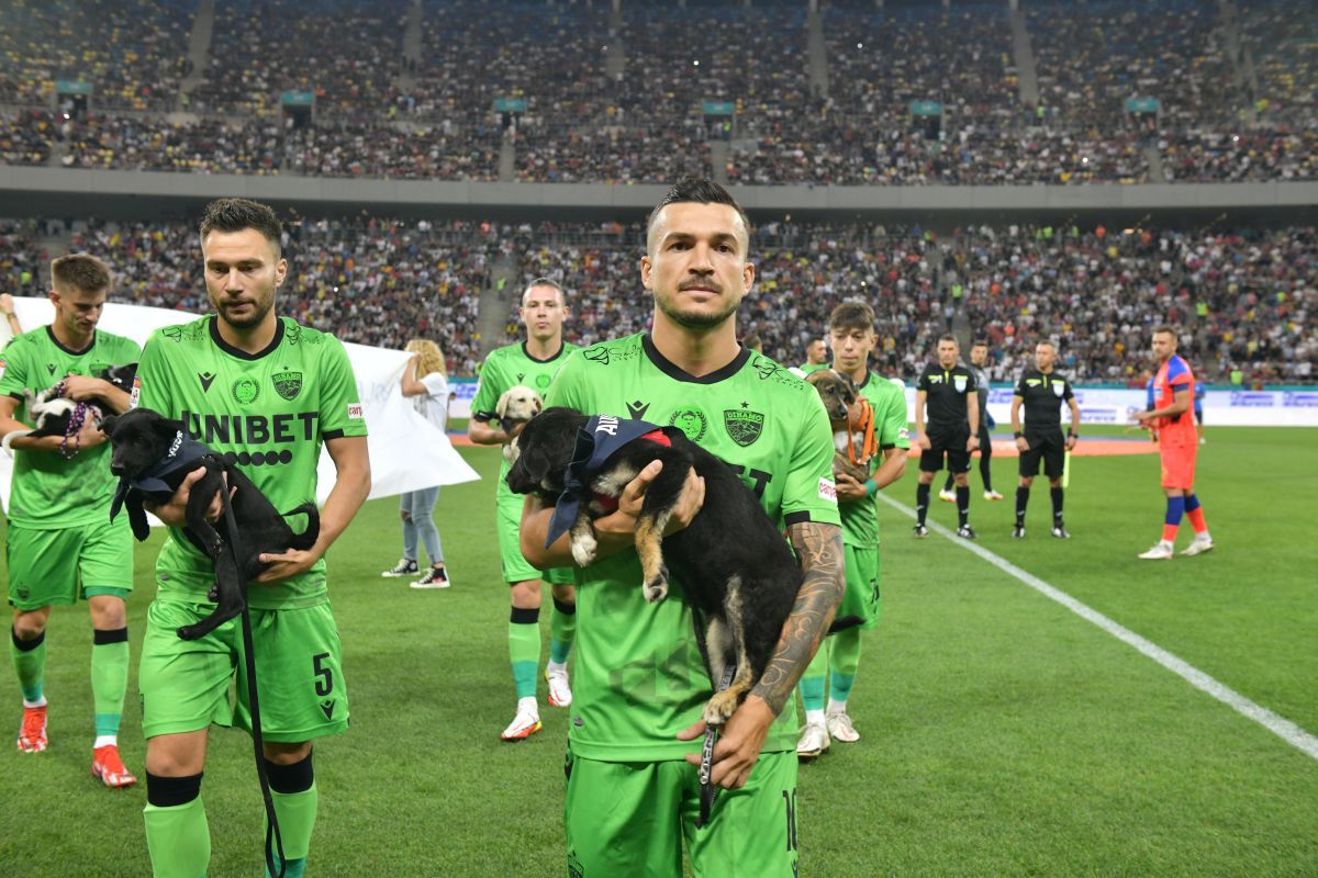FOTO Dinamoviști și câini