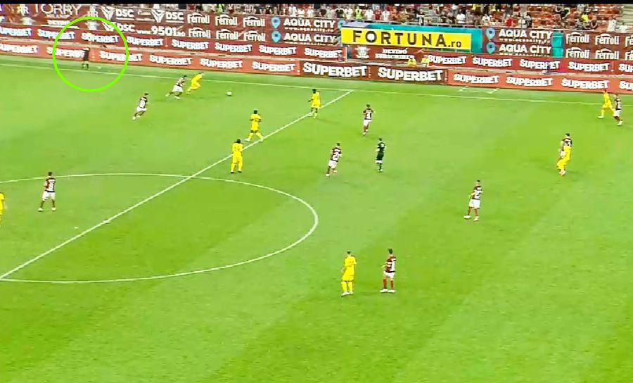 Momentul în care arbitrul asistent ridică fanionul pentru ofsaid / FOTO: Captură TV @Digi Sport 1 Alexandru Albu atacă arbitrajul din Rapid - Gaz Metan, dar realitatea îl contrazice: „N-am văzut în viața mea așa ceva!”