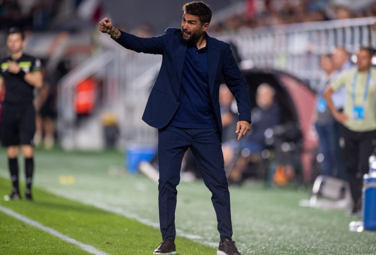 Detaliul remarcat de Mutu + s-a amuzat când a fost întrebat de gazon: „Nu mă pricep la iarbă, în sensul că nu știu cum se întreține” :D