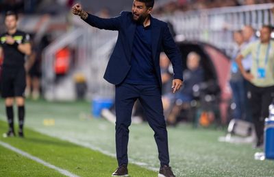 Detaliul remarcat de Mutu + s-a amuzat când a fost întrebat de gazon: „Nu mă pricep la iarbă, în sensul că nu știu cum se întreține” :D