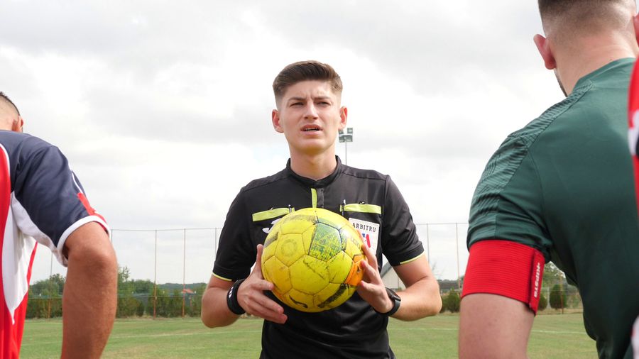 Arbitrul a avut un mesaj de fair-play la începutul partidei „Băi, mânca-v-aș gura voastră, la ce meci vă uitați?” » Nea Bebe e vedetă pe TikTok: „Primaru' era copil de mingi când jucam eu”