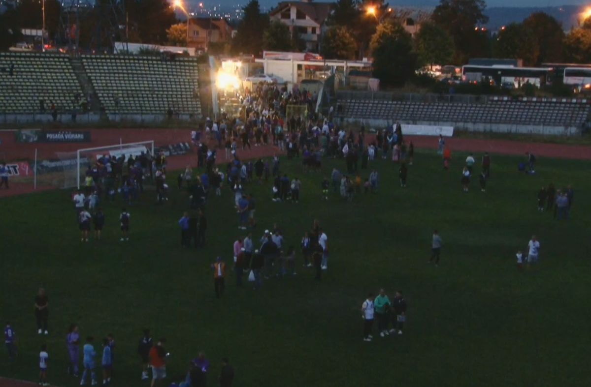 A intrat buldozerul! » Începe demolarea stadionului istoric din România: sute de oameni au venit să-și ia rămas bun de la arenă