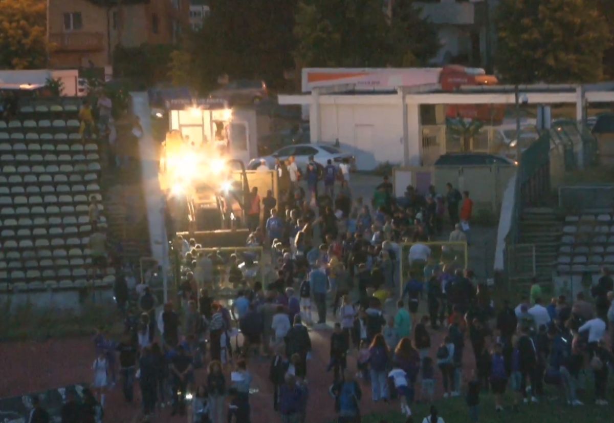 Ceremonie simbolică la Pitești: primul buldozer a intrat pe stadionul „Nicolae Dobrin”