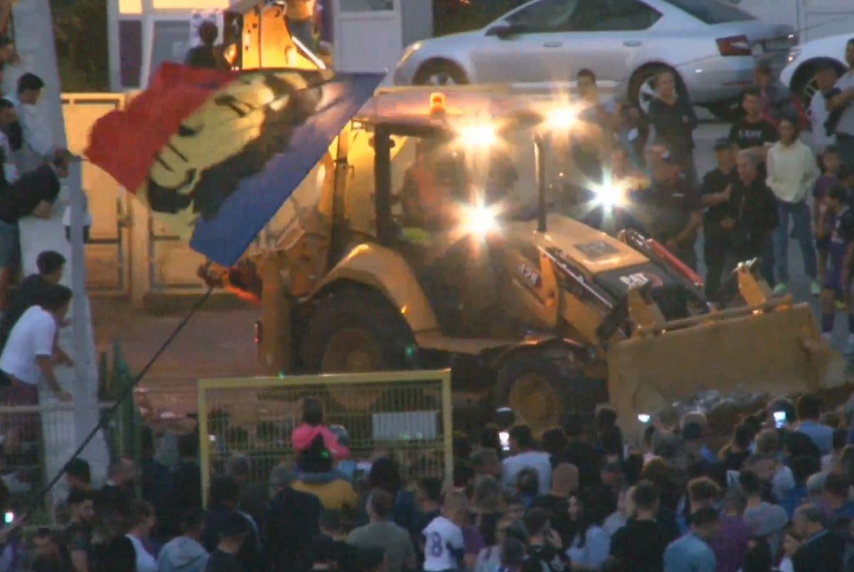 Ceremonie simbolică la Pitești: primul buldozer a intrat pe stadionul „Nicolae Dobrin”