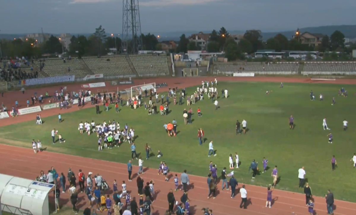 A intrat buldozerul! » Începe demolarea stadionului istoric din România: sute de oameni au venit să-și ia rămas bun de la arenă