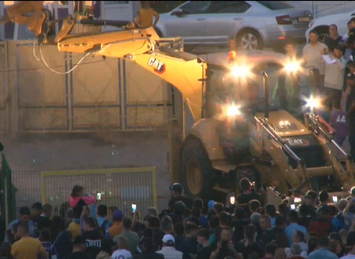 Ceremonie simbolică la Pitești: primul buldozer a intrat pe stadionul „Nicolae Dobrin”