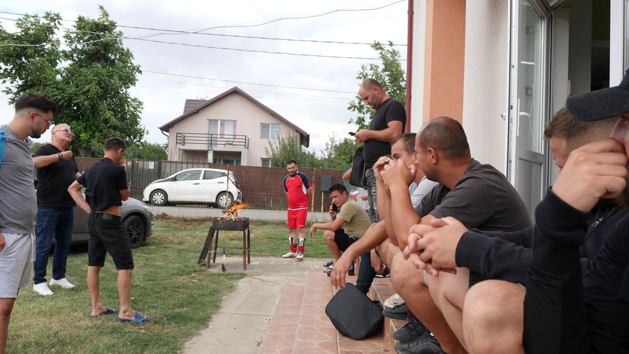 Ședință de după meci și analiza la cald a înfrângerii cu Palanca „Băi, mânca-v-aș gura voastră, la ce meci vă uitați?” » Nea Bebe e vedetă pe TikTok: „Primaru' era copil de mingi când jucam eu”