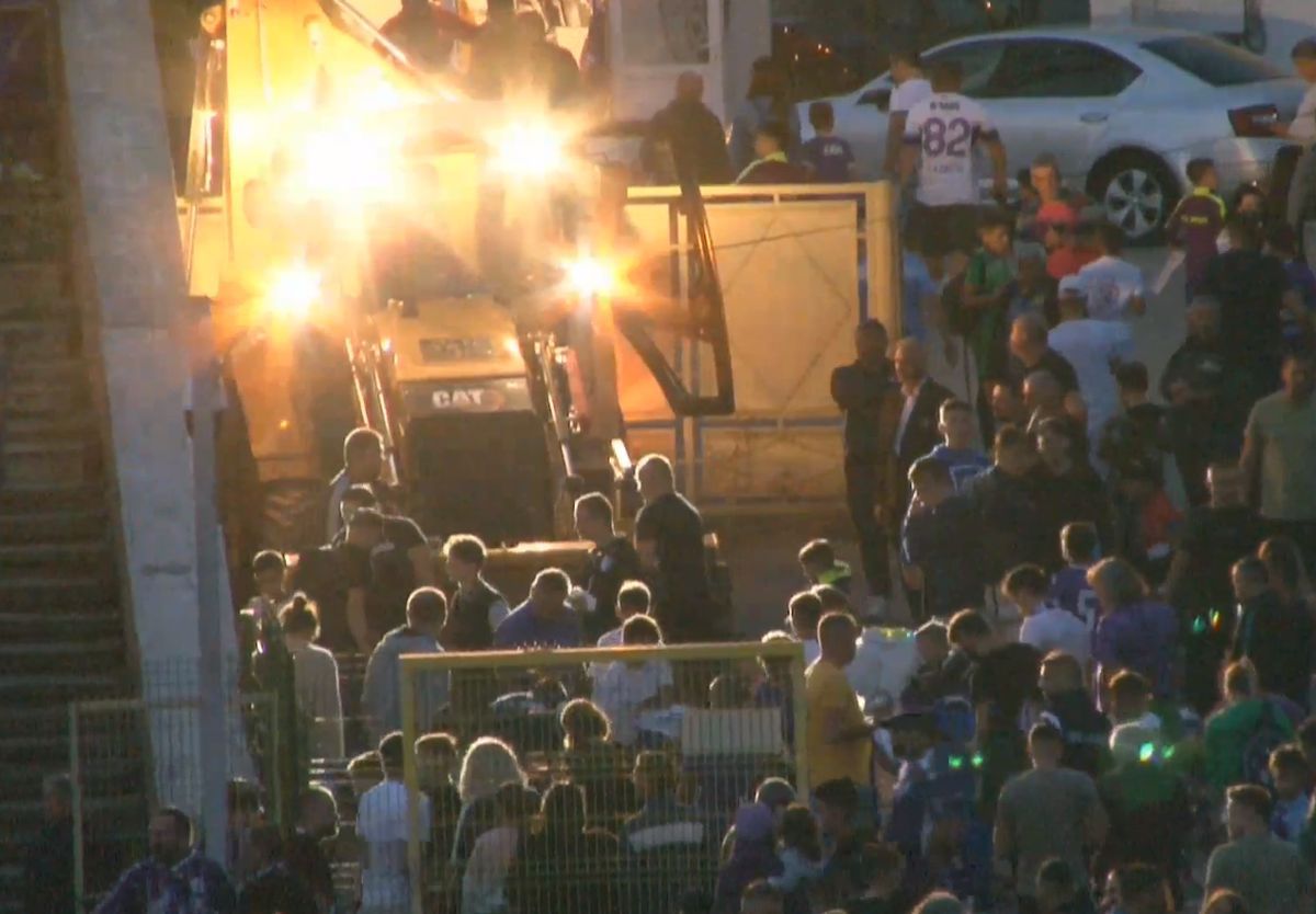 Ceremonie simbolică la Pitești: primul buldozer a intrat pe stadionul „Nicolae Dobrin”