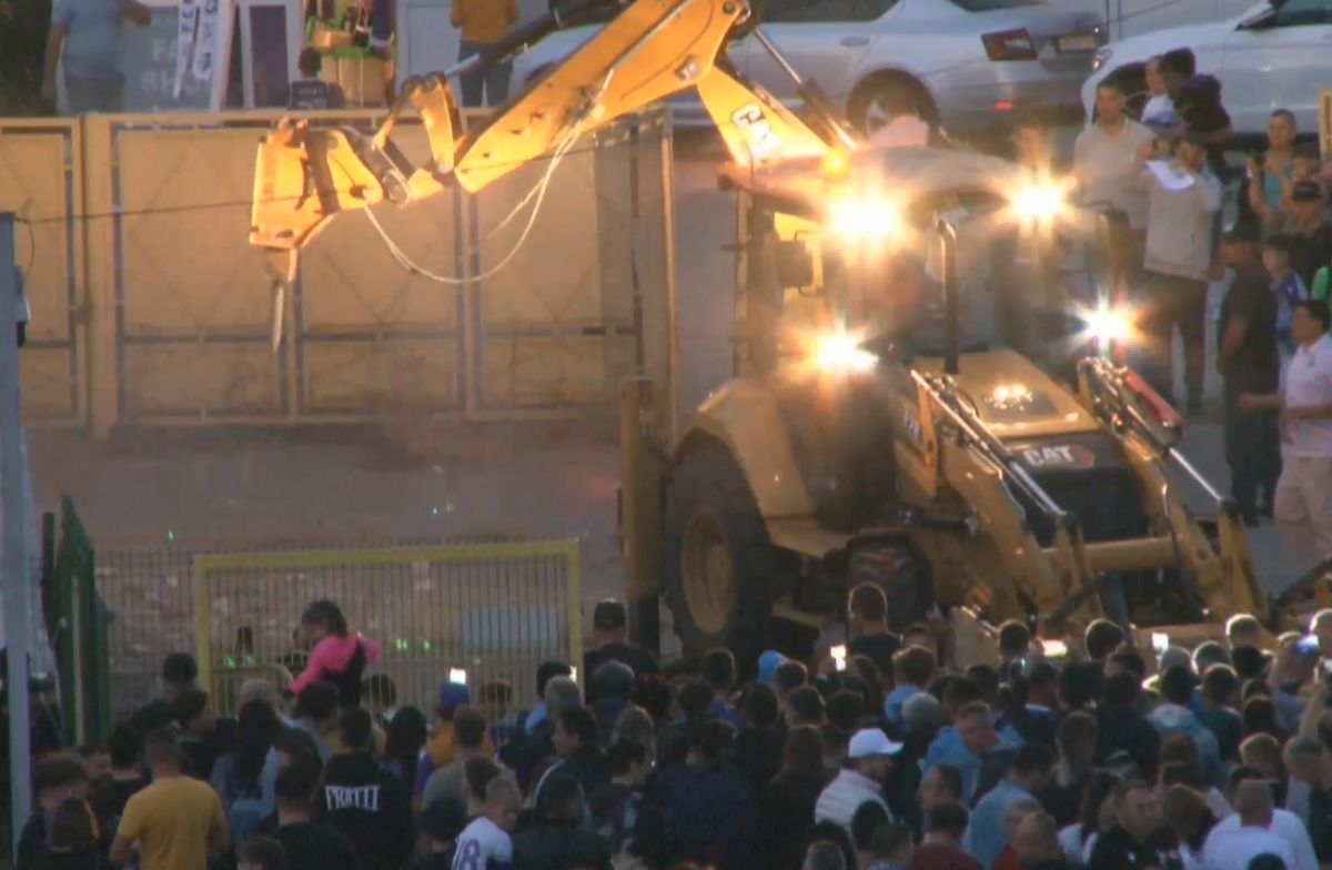 Ceremonie simbolică la Pitești: primul buldozer a intrat pe stadionul „Nicolae Dobrin”