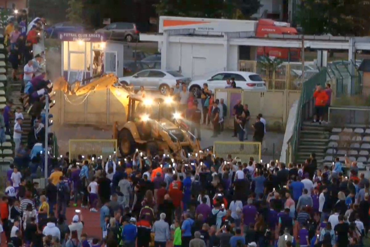 Ceremonie simbolică la Pitești: primul buldozer a intrat pe stadionul „Nicolae Dobrin”