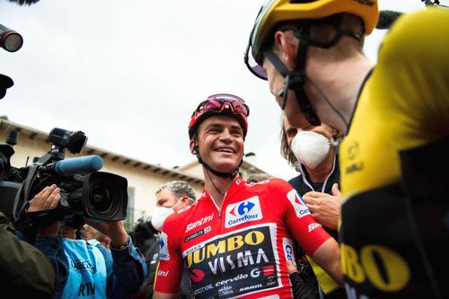 Sepp Kuss, felicitat de Jonas Vingegaard la finalul unei etape din La Vuelta // Foto: Imago